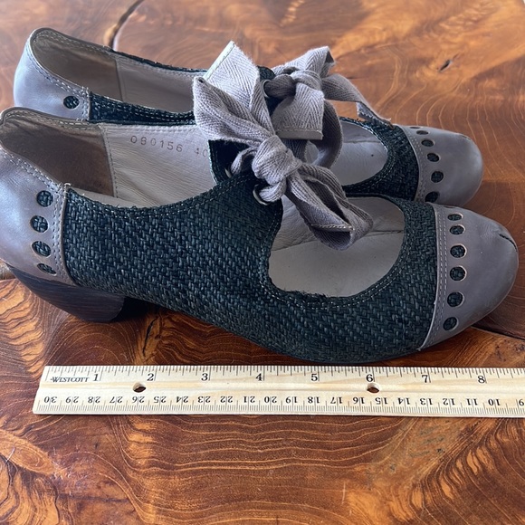 Brand: All Black. Size 40, materials: tilapia fish skin & recycled newspaper. - Picture 14 of 14